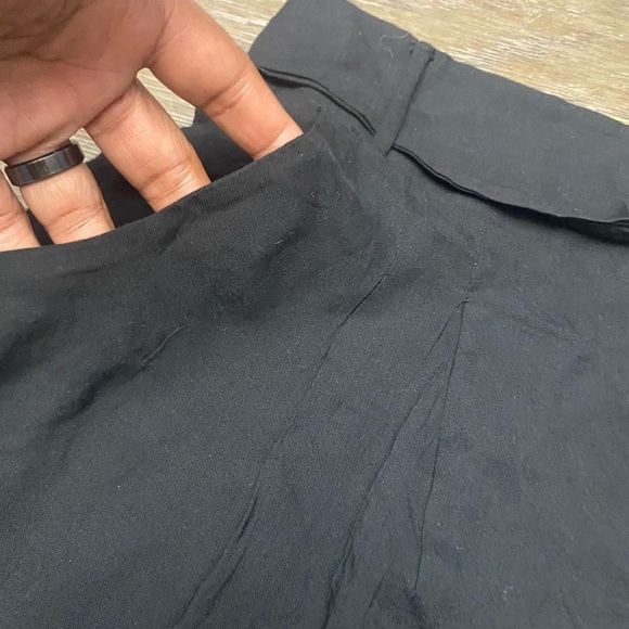 Zenana Outfitter Pleated Size Medium Black Shorts With Pockets and Belt
NWT - Picture 3 of 8